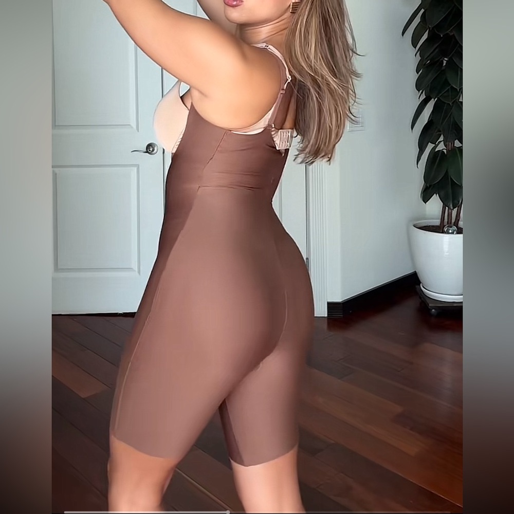 NWT Skims Body Butt Lifting Open Bust Padded Bodysuit in Cocoa Size XL - Picture 2 of 13